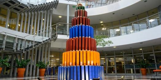 W Bibliotece Uniwersyteckiej UWM w Olsztynie można już podziwiać nietypową choinkę. Ma 3,5 metra wysokości i została wykonana z prawie 200 segregatorów.