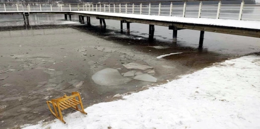 Rozpędzone sanki wjechały do jeziora.