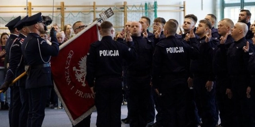 24 nowo przyjętych policjantów w garnizonie warmińsko-mazurskim, wypowiedziało słowa przysięgi. To 4 policjantki i 20 policjantów.