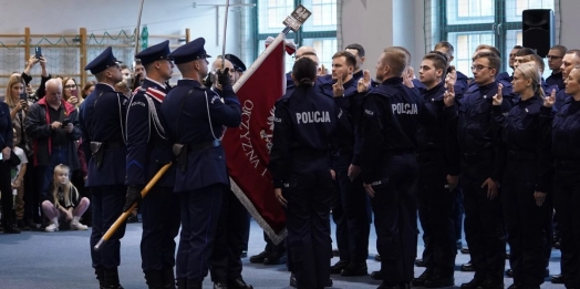 38 osób wypowiedziało słowa policyjnej przysięgi.