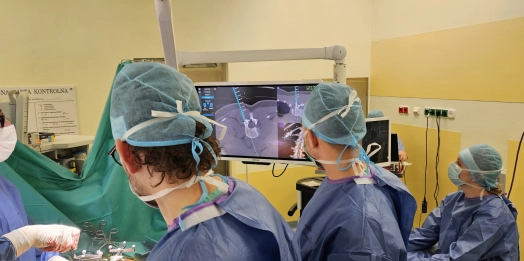 Operację skoliozy z użyciem nowoczesnej nawigacji, z jednoczesnym wykorzystaniem obrazowania 3D, przeprowadził u 14-letniej pacjentki zespół ortopedów z Oddziału Ortopedyczno-Urazowego z Chirurgią Kręgosłupa Wojewódzkiego Specjalistycznego Szpitala D