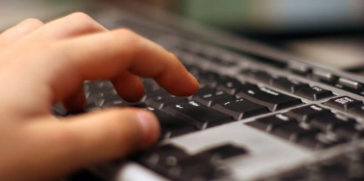 Internetowy kupiec okazał się oszustem, który wypłacił z konta kobiety 9 000 złotych.