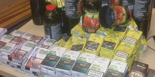 Nowy sposób na przemyt – papierosy ukryte w butelkach z sokiem.