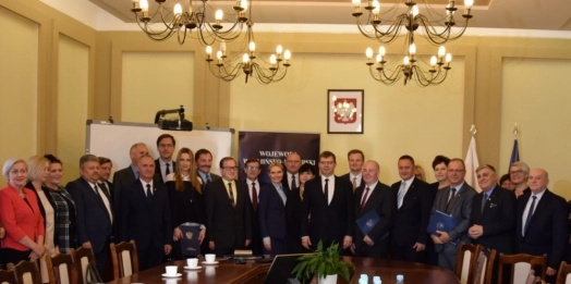 Wojewoda warmińsko-mazurski przekazał samorządom pieniądze na nowe karetki pogotowia ratunkowego.