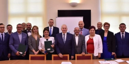 Marszałek województwa warmińsko-mazurskiego podpisał umowy na remonty dróg wojewódzkich, a minister infrastruktury zwiększył dofinansowanie przebudowy DK 16.