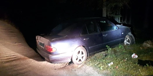 Rozbite auto na środku drogi – a w nim dwie śpiące osoby. Taki widok zastali policjanci ze Szczytna.