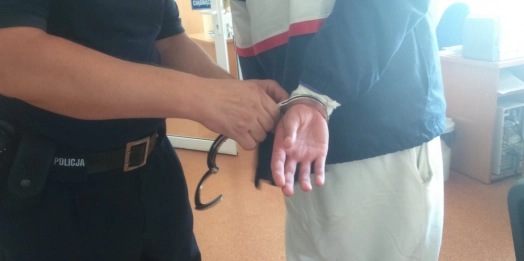 W Węgorzewie młody mężczyzna zabrał samochód swojej matki. Przejażdżkę zakończył w rowie.