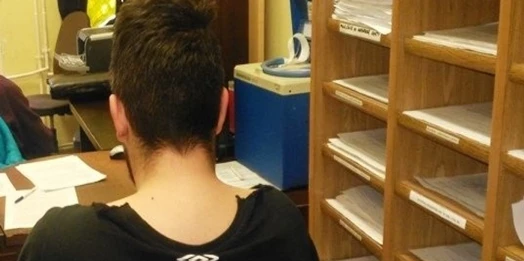 To była prawdziwa kumulacja – policjanci z Korsz zatrzymali mężczyznę, który pod wpływem alkoholu wsiadł za kierownicę. Do tego nie miał uprawnień, miał za to narkotyki i był poszukiwany.