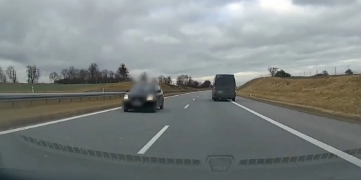 Policjanci otrzymali zgłoszenie o kobiecie jadącą „pod prąd” trasą S7. 66-latka wkrótce ze swojego zachowania będzie się tłumaczyć przed sądem.