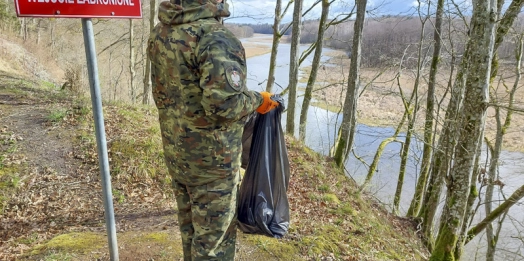 Butelki szklane i plastikowe, papiery, worki a nawet metalowe przedmioty - to wszystko zbierali ochotnicy uczestniczący w XIII edycji wielkiego sprzątania brzegów Łyny. Do akcji ruszyli funkcjonariusze z Placówki Straży Granicznej w Sępopolu.