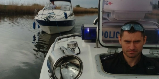 Elbląscy policjanci pomogli załodze jachtu, który utknął na mieliźnie.