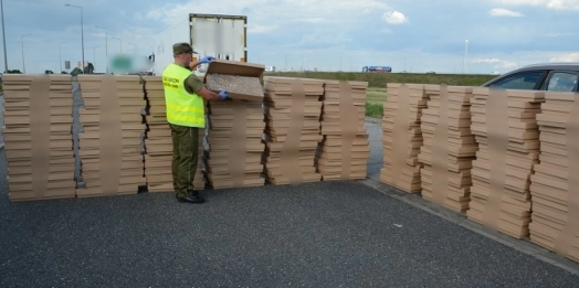 Patrol Straży Granicznej zatrzymał kierowcę, który przewoził kontrabandę za ponad 400 tys. złotych.