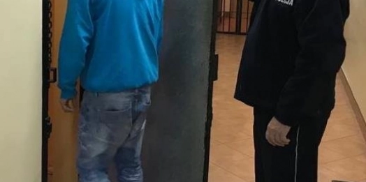 Mężczyzna poszukiwany Europejskim Nakazem Aresztowania został zatrzymany, bo nieprawidłowo przechodził przez jezdnię.