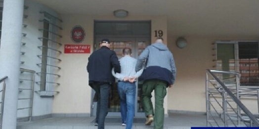 Policjanci z Giżycka namierzyli mężczyznę poszukiwanego przez gdański sąd. Znaleźli go w tapczanie.