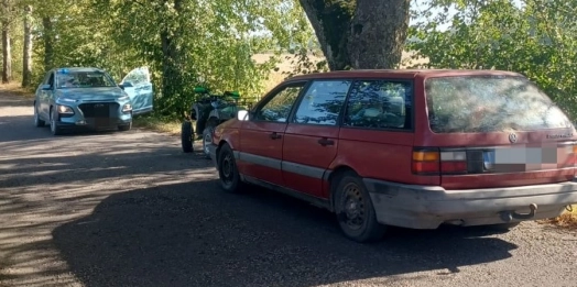 15-latek bez uprawnień holował samochód bez badań technicznych.
