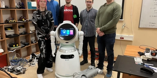 Naukowe Koło Robotyki, które działa na Wydziale Matematyki i Informatyki UWM w Olsztynie, wrzuca kolejny bieg! Podopieczni dr. hab. Piotra Artiemjewa, prof. UWM programują robota półhumanoidalnego oraz współpracują z uniwersytetem w Cambridge.