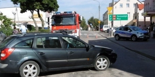 W Białej Piskiej zaparkowany samochód stoczył się na pieszą.