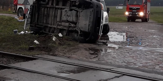W czwartek rano samochód dostawczy wjechał wprost po pociąg relacji Działdowo-Olsztyn. Nikt nie ucierpiał, ale kierowca odpowie przed sądem.