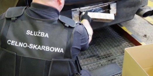 Kolejne dwa auta przystosowane do przemytu trafiły na parking służby celno-skarbowej.