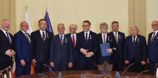 Wojewoda warmińsko-mazurski wręczył odznaki honorowe Za Zasługi dla Samorządu Terytorialnego.