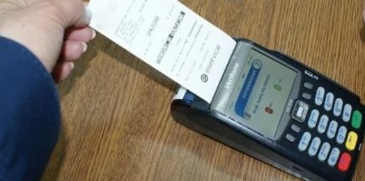 Olsztyńska policja ostrzega przed oszustem, który próbuje wyłudzić pieniądze od sklepikarzy.