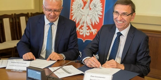Prezydent Olsztyna podpisał z warmińsko-mazurskim kuratorem oświaty umowę na dofinansowanie nowego boiska.