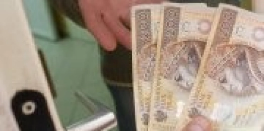 Ponad 200 tys. zł przekazała oszustom 73-letnia mieszkanka Olsztyna, przekonana o tym, że jej bratanek potrzebuje gotówki na wpłatę zabezpieczenia majątkowego po spowodowaniu wypadku drogowego. Sprawcy tak zmanipulowali kobietę, że ta oddała całą kwo