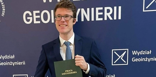 Otrzymał ją za badania nad jonosferą.