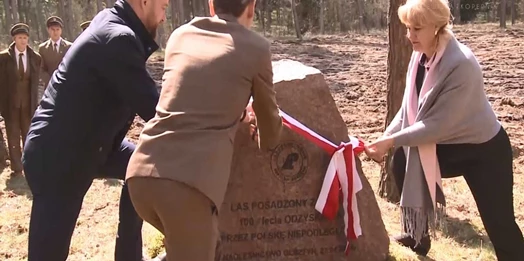 Z okazji Regionalnych Obchodów Święta Lasu w Leśnictwie Wyrandy zasadzono setki młodych drzew.