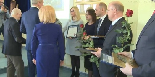 Olsztyńska Szkoła Wyższa im. Józefa Rusieckiego ma nowych przyjaciół. Specjalne odznaczenia wręczono podczas Dnia Patrona Uczelni.