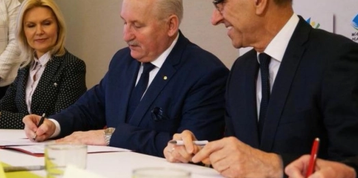 Marszałek województwa warmińsko-mazurskiego podpisał umowy z gminami, które chcą objąć seniorów teleopieką.
