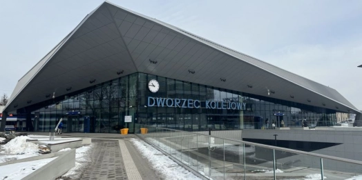 Tłusty czwartek i tłuste otwarcie! Kolejarze częstowali podróżnych pączkami i w taki sposób chcieli zrekompensować mieszkańcom regionu i turystom, brak uroczystego otwarcia nowego budynku dworca w Olsztynie. Ale już jest! Oficjalnie otwarty!