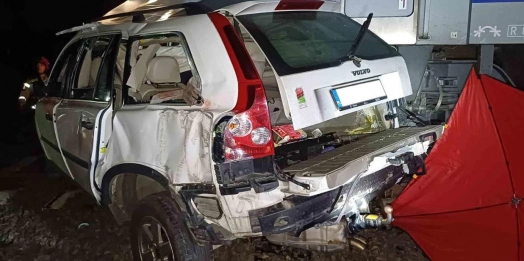 5 osób zginęło po zderzeniu samochodu z pociągiem.