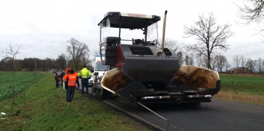 37-letni mężczyzna zmarł podczas prac na drodze nr 51 niedaleko Bezled. Prawdopodobnie poraził go prąd.