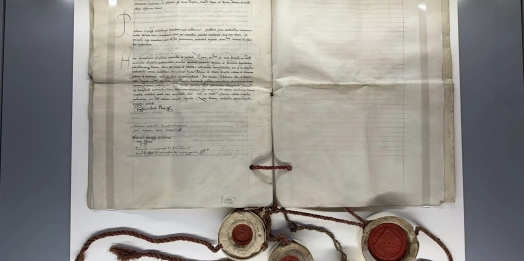 Oryginalny pergamin z warunkami traktatu krakowskiego z 1525 roku jest prezentowany w Muzeum Warmii i Mazur w Olsztynie. To jedno z wydarzeń w ramach ustanowionych przez sejmik regionalnych obchodów 500-lecia hołdu pruskiego.