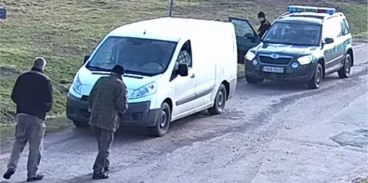 Trzej mężczyźni dostali mandaty za wejście na pas drogi granicznej.