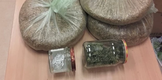 Policjanci z Olsztyna zatrzymali 41-latka, który w mieszkaniu miał narkotyki, broń i nielegalny tytoń.