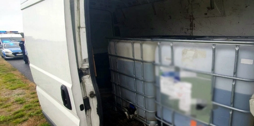 Pościg przeprowadzony przez nidzickich policjantów skutkował zatrzymaniem 57-latka, który jest podejrzany o serię kradzieży paliwa ze stacji benzynowych.