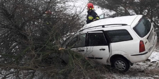 Choć w ciągu dnia temperatura sugeruje nadejście wiosny, w nocy spada poniżej zera – warto więc uważać na drogach.