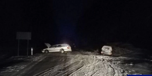 Policja apeluje do kierowców o ostrożność. Problemy są zwłaszcza na bocznych szosach.