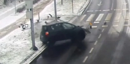 Wyjątkową nieodpowiedzialnością wykazał się 22-latek z Olsztyna. Bez prawa jazdy i pod wpływem alkoholu wsiadł za kierownicę.