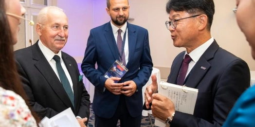 Temu miała służyć specjalna konferencja biznesowa.