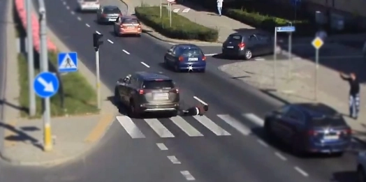 Olsztyńska policja informuje, że wejście na czerwonym świetle było przyczyną wypadku, do którego doszło w środę w Olsztynie.