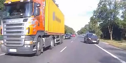 58-letnia kobieta straciła prawo jazdy za wyjątkowo groźne wyprzedzanie. Nagrał ją inny kierowca.