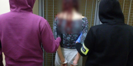 Zarzut wymuszenia rozbójniczego usłyszeli 24-latek i 22-latka, którzy przemocą i groźbami zmusili swojego znajomego do wykonania przelewów na 20 tys. zł na wskazane przez nich konta bankowe. Oboje zostali tymczasowo aresztowani.
