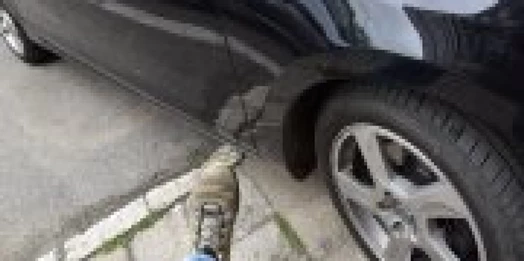 36-letni mężczyzna uszkodził samochód swojej byłej partnerki. Policjantom wytłumaczył dlaczego to zrobił - jego zdaniem auto było w złym stanie technicznym, a on nie chciał aby jego dziecko było wożone takim właśnie samochodem.