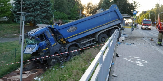 Mężczyzna, który spowodował groźny wypadek, został też tymczasowo aresztowany.