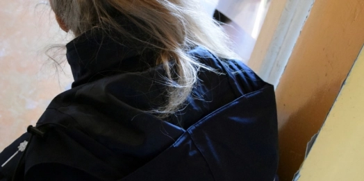 31-letnia mieszkanka Olsztyna zostawiła w mieszkaniu czwórkę swoich dzieci i poszła do koleżanki. Gdy wróciła, czekali na nią policjanci, którzy po badaniu trzeźwości wykryli u kobiety  pół promila alkoholu. Teraz ze swojego zachowania będzie musiała