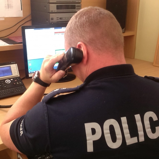 W Kętrzynie i Olecku policjanci pomogli mężczyznom, których przechodnie podejrzewali o nietrzeźwość.