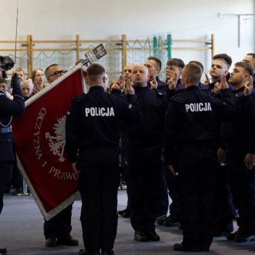 24 nowo przyjętych policjantów w garnizonie warmińsko-mazurskim, wypowiedziało słowa przysięgi. To 4 policjantki i 20 policjantów.